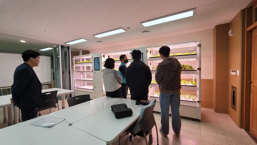 나래학교 스마트팜 설치 현장을 둘러보는 관계자들